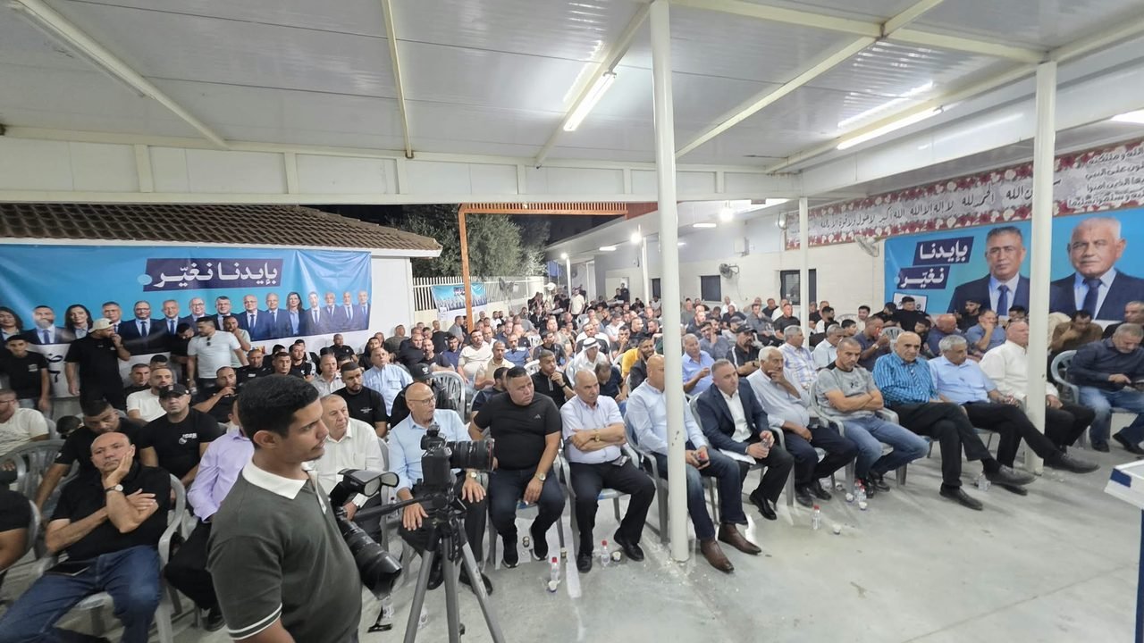شاهد | اجتماع انتخابي في رهط يتحوّل إلى مهرجان حاشد دعمًا للقائمة المشتركة