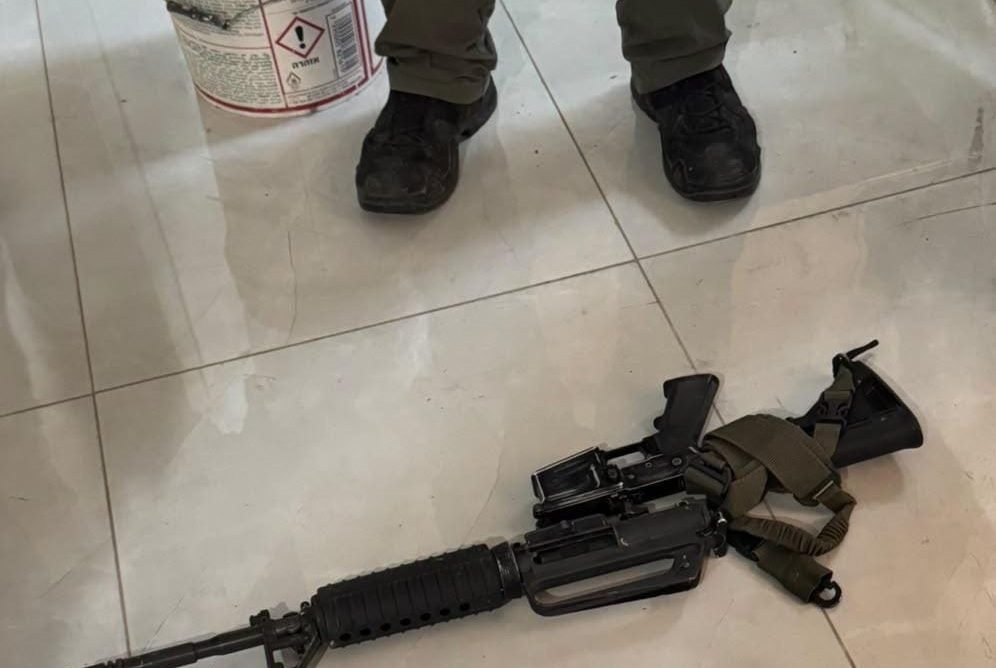 النقب: الشرطة تعلن عن ضبط أسلحة وقنبلة وتوقيف 7 مشتبه بهم