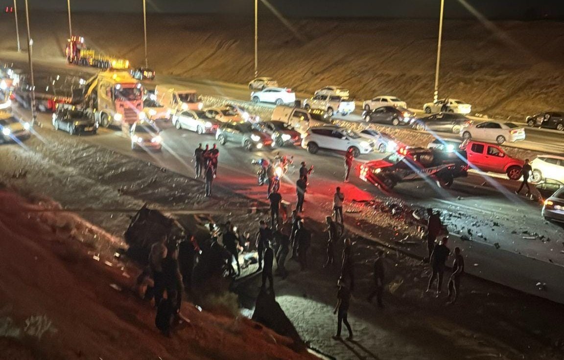 النقب: 8 إصابات بينها شابة بحالة خطيرة في حادث تصادم بين 4 مركبات قرب الزرنوق