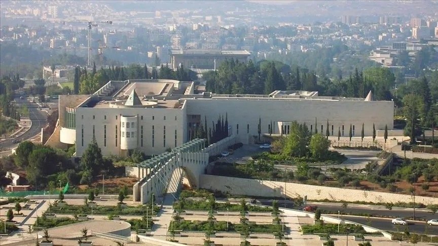 مركز عدالة والقائمة المشتركة يقدمان التماسًا للعليا بحظر المسؤولين داخل صناديق الاقتراع من حمل السلاح